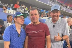 乐鱼体育下载-支持昔日弟子K77!斯卢茨基现身安联球场现场观战欧冠决赛