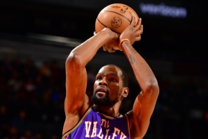 乐鱼体育官方网站-老里：KD现在提升了三分球比重 这个年纪还在打磨比赛难以置信