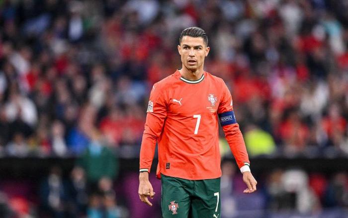 C罗没去若塔葬礼,引发巨大争议,姐姐妹妹都发声,媒体给出解释