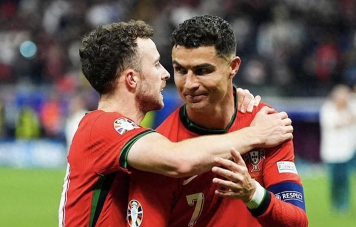 C罗没去若塔葬礼,引发巨大争议,姐姐妹妹都发声,媒体给出解释