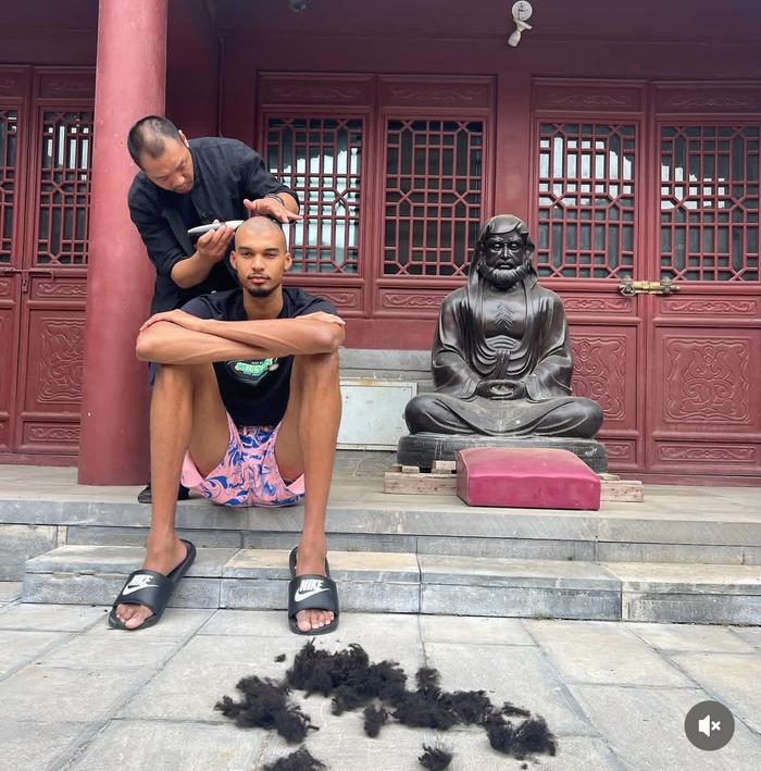 文班亚马晒少林寺之旅照,天安门留影获289万点赞