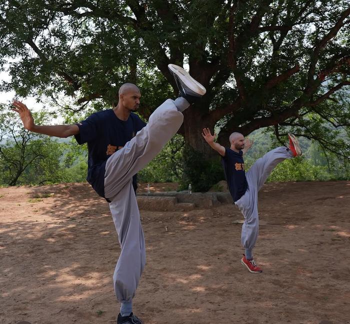 文班亚马晒少林寺之旅照,天安门留影获289万点赞