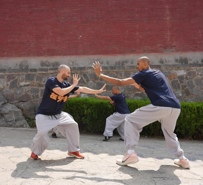 文班亚马晒少林寺之旅照,天安门留影获289万点赞