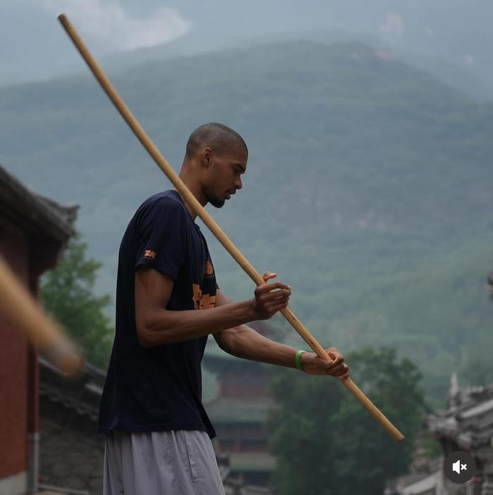 文班亚马晒少林寺之旅照,天安门留影获289万点赞