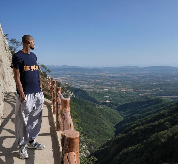 文班亚马晒少林寺之旅照,天安门留影获289万点赞