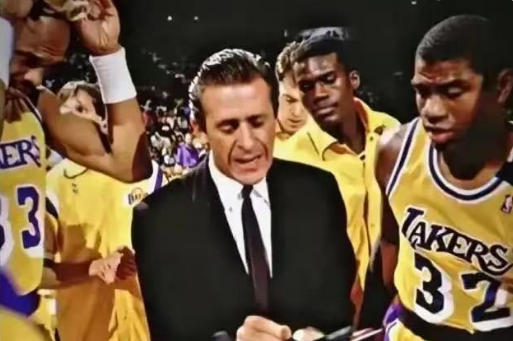 乐鱼体育下载-湖人官宣:2月23日为帕特-莱利雕像揭幕 曾助紫金军6夺总冠军