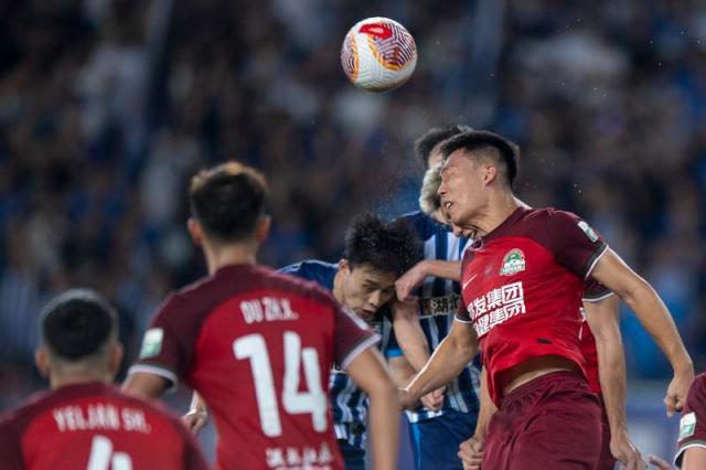 1727618355767089757.jpg 乐鱼体育下载-【中超】若卡补射徐浩峰被罚下 三镇1比0胜十人河南