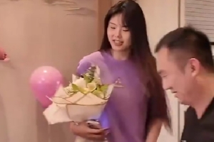 乐鱼体育下载-李月汝吃家乡烤冷面：无数个幸福的瞬间 构成了人生的意义