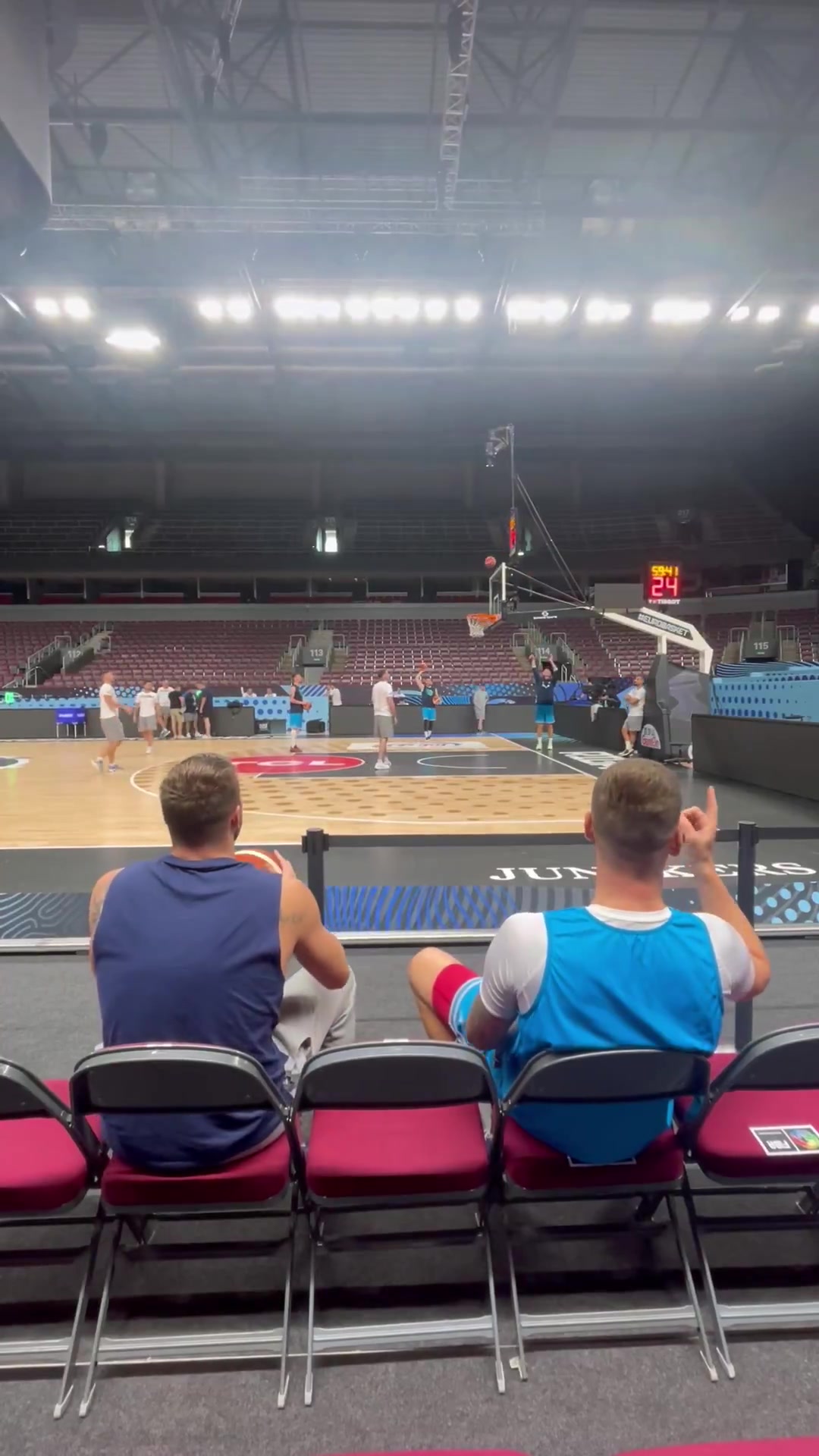 乐鱼体育-东契奇赛前热身坐板凳飙中超远三分,状态火热似已开赛!