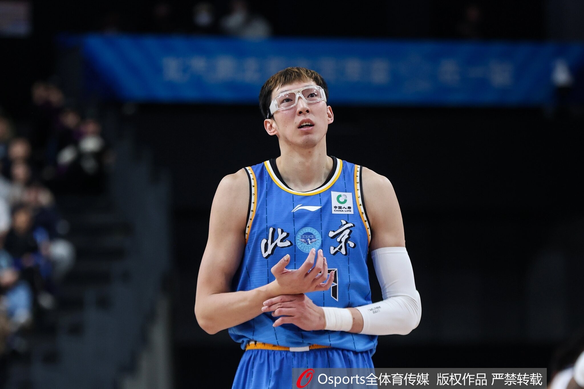 乐鱼体育下载-进攻欲很低！周琦全场仅出手4次&amp;命中3球 得到7分8篮板2助攻