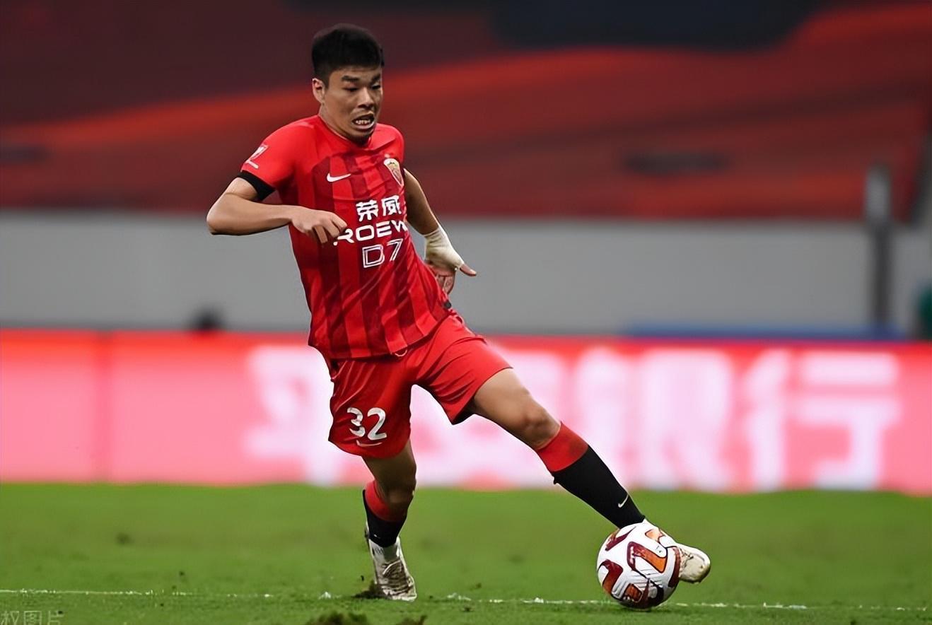 乐鱼体育-上港已在冬训前完成一笔续约！本土飞翼留队无悬念，值得期待